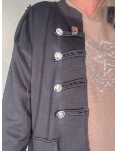 Nærbillede af stropdetaljer på uniformsjakke i polyester, viskose og elastan – TIPPY