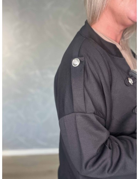 Dekorative pynteknapper og pyntelommer på sort uniformsjakke – TIPPY