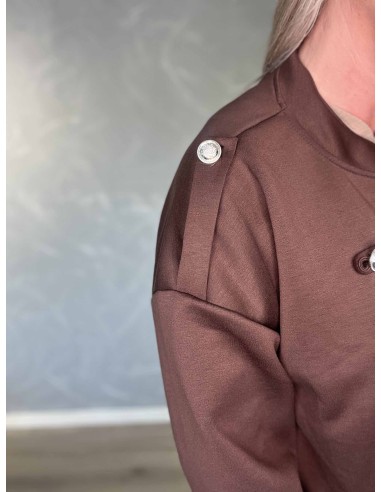 Dekorative pynteknapper og pyntelommer på brun uniformsjakke – TIPPY