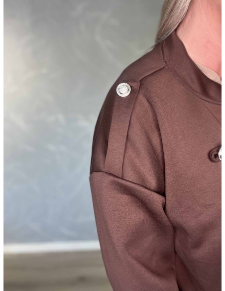 Dekorative pynteknapper og pyntelommer på brun uniformsjakke – TIPPY