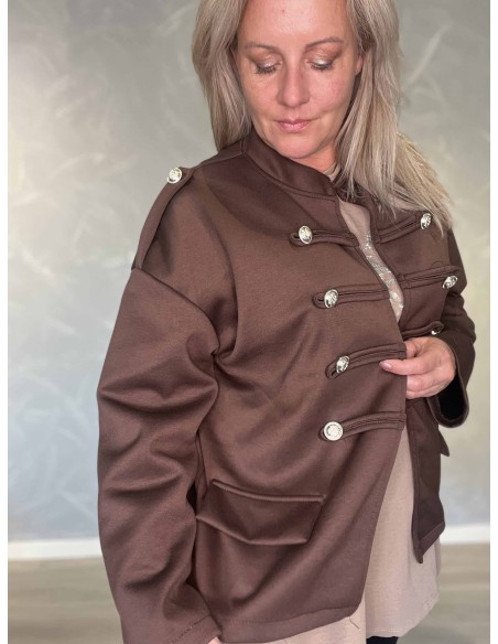 Dekorative pynteknapper og pyntelommer på brun uniformsjakke – TIPPY