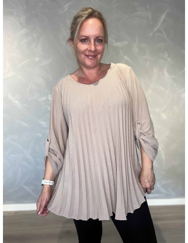 Sandfarvet plissébluse i polyester, viskose og elastan med opsmøgsærmer – TIPPY Collection