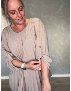 Sandfarvet plissébluse i polyester, viskose og elastan med opsmøgsærmer – TIPPY Collection 2