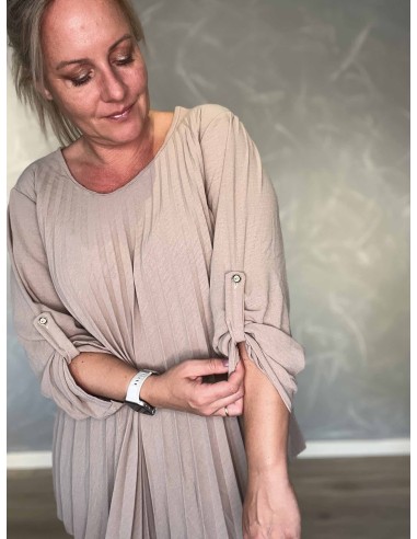 Nærbillede af plisséstruktur på bluse i polyester, viskose og elastan – TIPPY