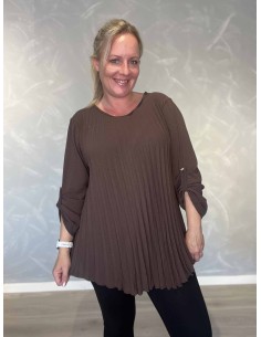 Brun plissébluse i polyester, viskose og elastan med opsmøgsærmer – TIPPY Collection