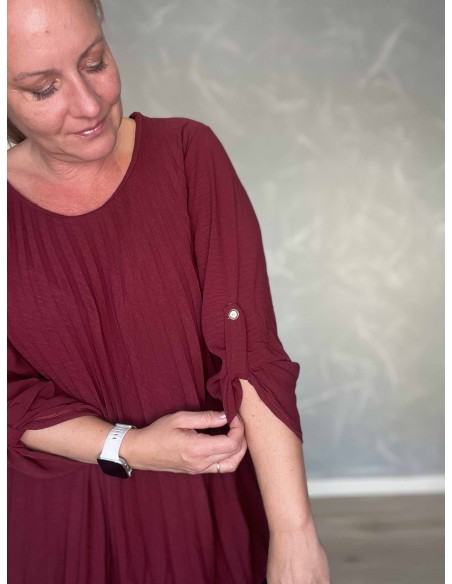 Nærbillede af opsmøg på ærmerne på bluse i polyester, viskose og elastan – TIPPY