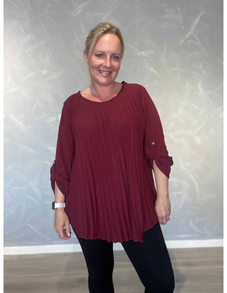 Bordeaux plissébluse i polyester, viskose og elastan med opsmøgsærmer – TIPPY Collection