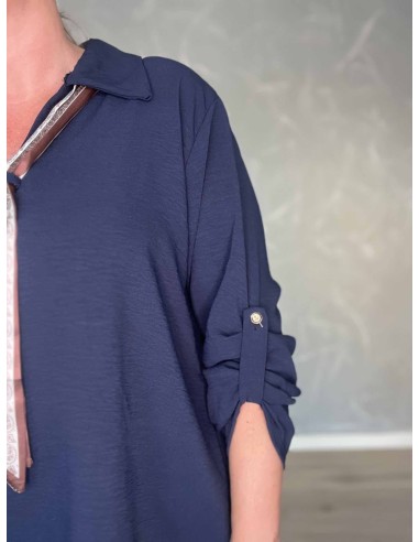Nærbillede af opsmøg ærmer på bluse i polyester, viskose og elastan – TIPPY