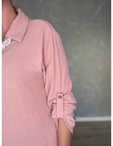 Nærbillede af opsmøg ærmer på bluse i polyester, viskose og elastan – TIPPY