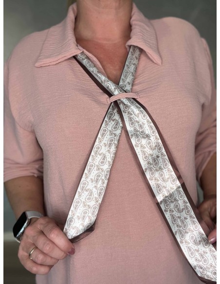 Mønstret tørklæde ved halsen på rosa bluse – TIPPY