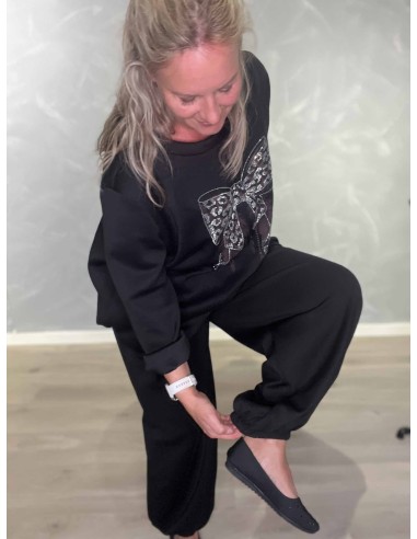 Nærbillede af elastikdetaljer på sort sweatsæt – TIPPY