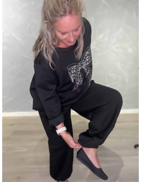 Nærbillede af elastikdetaljer på sort sweatsæt – TIPPY