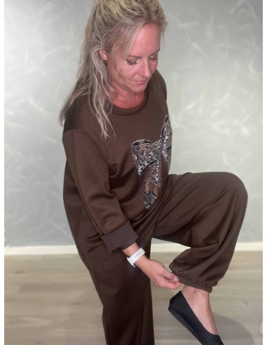 elestik i ben på brunt sweatsæt – TIPPY