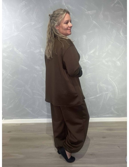Bagside af brunt sweatsæt til kvinder – TIPPY