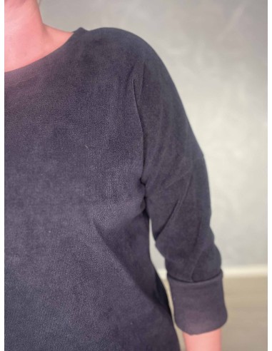 Nærbillede af fløjlsstruktur på sort fløjlsbluse i polyester – TIPPY