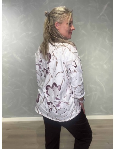 Bagside af råhvid bomuldsbluse med længere bagstykke – TIPPY
