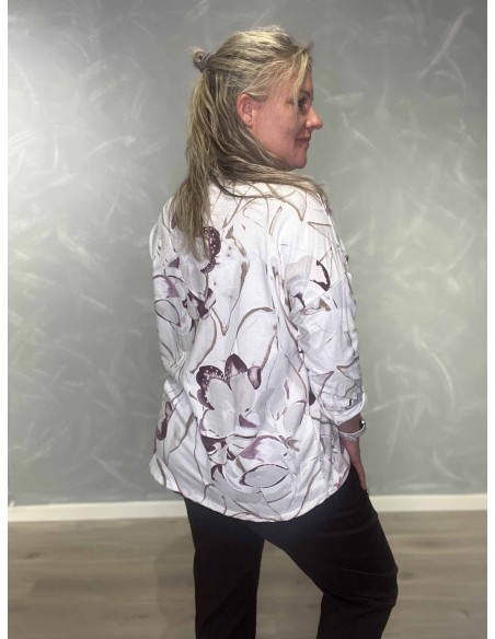 Bagside af råhvid bomuldsbluse med længere bagstykke – TIPPY