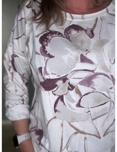 Nærbillede af lilla blomsterprint på bomuldsbluse – TIPPY