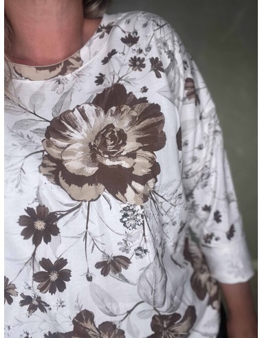 Nærbillede af brunt blomsterprint på bomuldsbluse – TIPPY