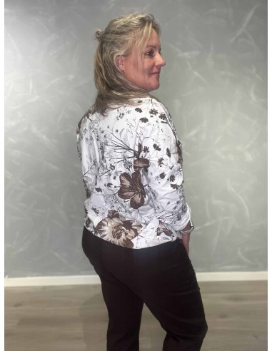 Bagside af råhvid bomuldsbluse med længere bagstykke – TIPPY