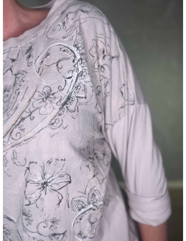 Nærbillede af blomsterprint på babyfløjl i bomuld og elastan – TIPPY