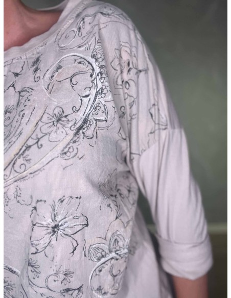 Nærbillede af blomsterprint på babyfløjl i bomuld og elastan – TIPPY
