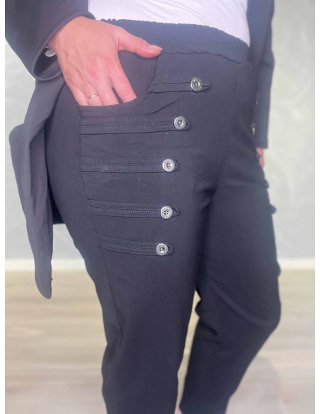 Dekorative knapper og frontlomme på sorte uniformsbukser – TIPPY