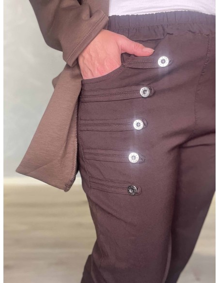 Dekorative knapper og frontlomme på brune uniformsbukser – TIPPY