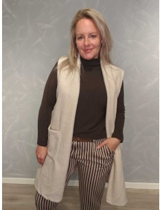 Råhvid lang plysvest i 73% polyester, 22% viskose og 5% elastan med store lommer – TIPPY Italian Select