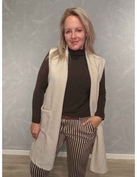 Råhvid lang plysvest i 73% polyester, 22% viskose og 5% elastan med store lommer – TIPPY Italian Select