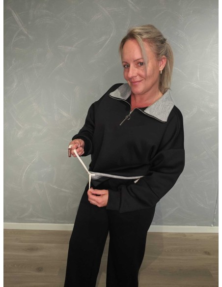 Snøre i nederste kant på sort lynlåsbluse – TIPPY