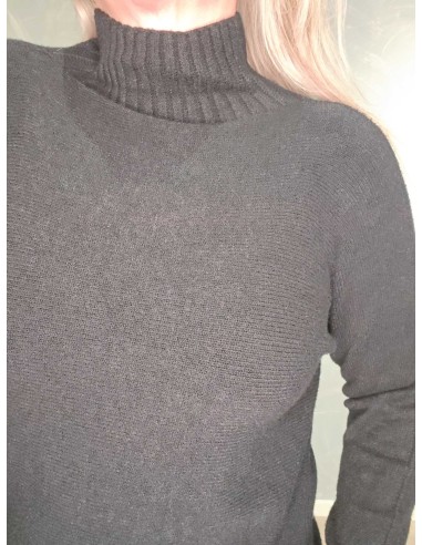 Nærbillede af høj ribbet hals på finstrikket bluse – TIPPY