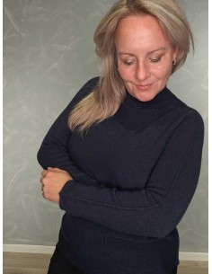 Navyblå højhalset finstrikbluse i 52% viskose, 28% polyester og 20% polyamid med vrangsømme – TIPPY Collection 2