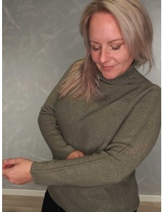 Grøn højhalset finstrikbluse i 52% viskose, 28% polyester og 20% polyamid med vrangsømme – TIPPY Collection 2
