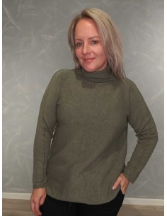 Grøn højhalset finstrikbluse i 52% viskose, 28% polyester og 20% polyamid med vrangsømme – TIPPY Collection