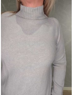 “Lys grå højhalset finstrikbluse i 52% viskose, 28% polyester og 20% polyamid med vrangsømme – TIPPY Collection 2