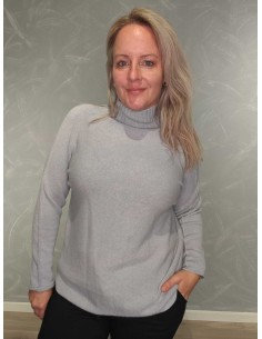 “Lys grå højhalset finstrikbluse i 52% viskose, 28% polyester og 20% polyamid med vrangsømme – TIPPY Collection