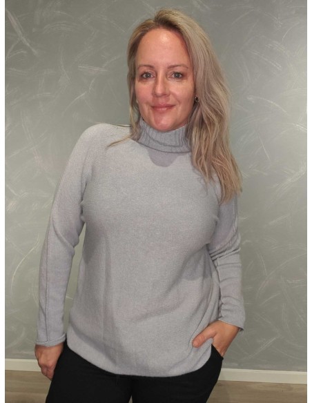 “Lys grå højhalset finstrikbluse i 52% viskose, 28% polyester og 20% polyamid med vrangsømme – TIPPY Collection