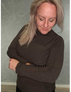 Brun højhalset finstrikbluse i 52% viskose, 28% polyester og 20% polyamid med vrangsømme – TIPPY Collection” 2