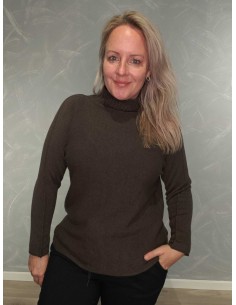 Brun højhalset finstrikbluse i 52% viskose, 28% polyester og 20% polyamid med vrangsømme – TIPPY Collection”