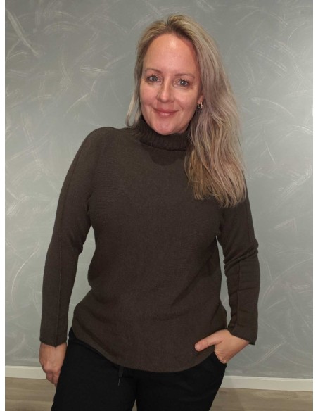 Brun højhalset finstrikbluse i 52% viskose, 28% polyester og 20% polyamid med vrangsømme – TIPPY Collection”