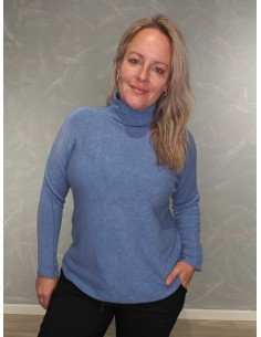 Blå højhalset finstrikbluse i 52% viskose, 28% polyester og 20% polyamid med vrangsømme – TIPPY Collection
