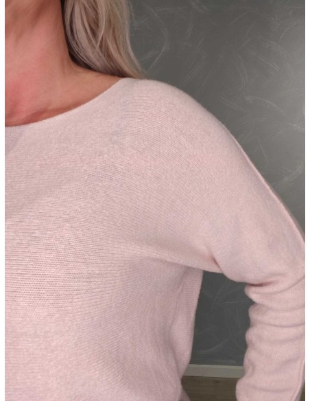 Nærbillede af finstrikket materiale og vrangsøm på rosa bluse – TIPPY