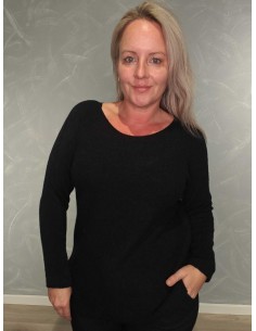 Sort langærmet finstrikbluse i 52% viskose, 28% polyester og 20% polyamid med rund hals – TIPPY Collection