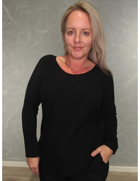 Sort langærmet finstrikbluse i 52% viskose, 28% polyester og 20% polyamid med rund hals – TIPPY Collection