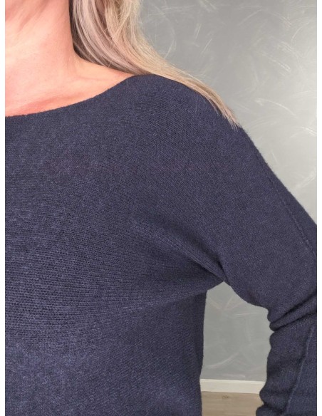 Nærbillede af finstrikket materiale og vrangsøm på navyblå bluse – TIPPY