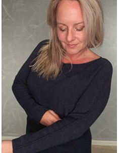 Navyblå langærmet finstrikbluse i 52% viskose, 28% polyester og 20% polyamid med rund hals – TIPPY Collection 2