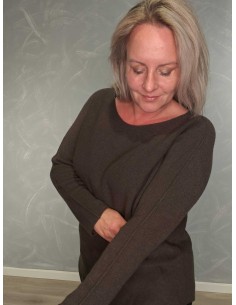 Brun langærmet finstrikbluse i 52% viskose, 28% polyester og 20% polyamid med rund hals – TIPPY Collection 2