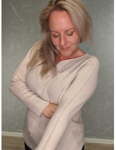 Sandfarvet langærmet finstrikbluse i 52% viskose, 28% polyester og 20% polyamid med rund hals – TIPPY Collection 2