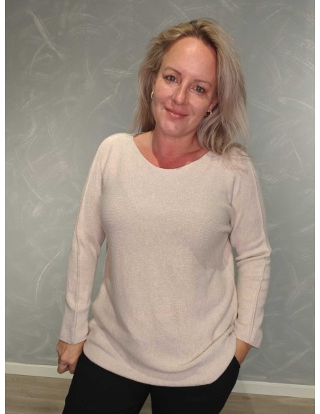 Sandfarvet langærmet finstrikbluse i 52% viskose, 28% polyester og 20% polyamid med rund hals – TIPPY Collection